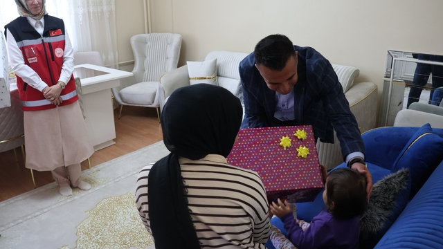 Erzurum'da 200 çocuğa bayramlıkları ulaştırıldı