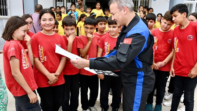 Türkiye'nin ilk astronotu Gezeravcı, Mersin'de öğrencilerle buluştu