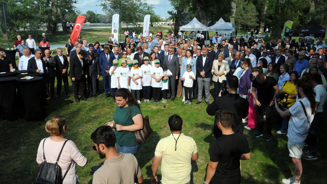 Edirne'de yapımı tamamlanan Söğütlük Millet Bahçesi, çevre şenliğiyle kapılarını açtı