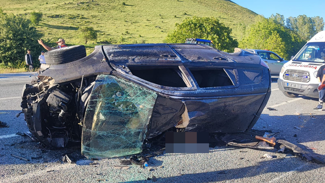 Bitlis'te minibüs ile otomobilin çarpıştığı kazada 2 kişi öldü, 1 kişi yaralandı
