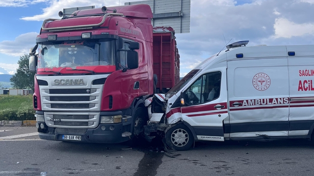 Bolu'da ambulans, 2 otomobil ve tırın karıştığı kazada 9 kişi yaralandı