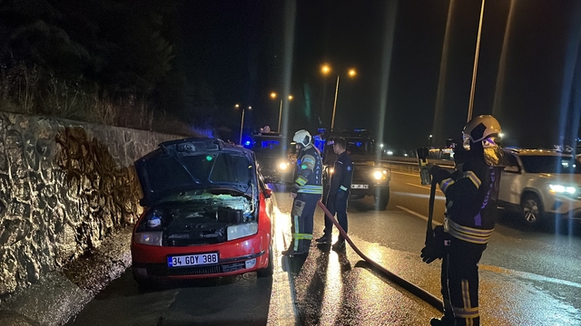 Kocaeli'de seyir halindeki otomobilde çıkan yangın söndürüldü