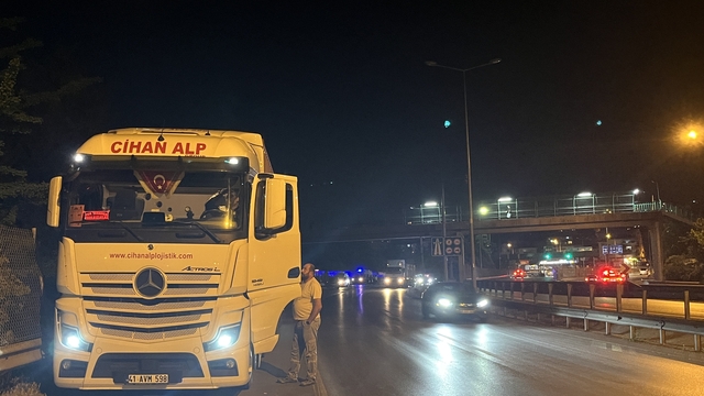 Kocaeli'de tır ile motosikletin çarpışması sonucu 1 kişi öldü