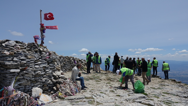 Kazdağları'nın 1726 rakımlı Sarıkız Tepesi'nde çevre temizliği yapıldı