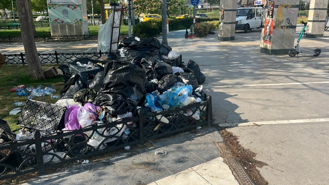 İzmir'de grevin 6'ncı gününde Konak'ta çöpler birikti