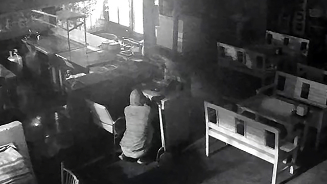 Tost yiyip, portakal suyu içtiği büfeden 10 bin lira ve cep telefonu çaldı