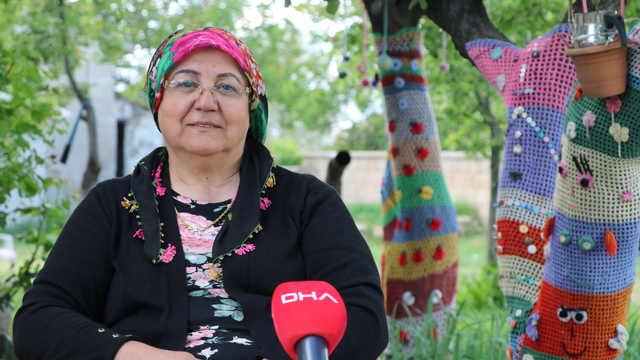 Bahçesindeki ağaçları örgü ile süsledi