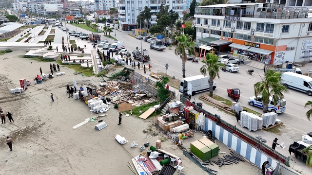 Adana'da Karataş sahil şeridindeki kaçak yapılar yıkılıyor