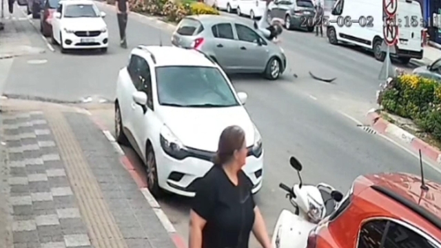 Otomobille çarpışan motosikletin sürücüsü yaralandı; kaza kamerada