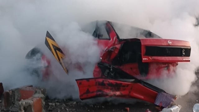 Burdur'da refüje ve çekicinin dorsesine çarpan otomobil sürücüsü yaralandı