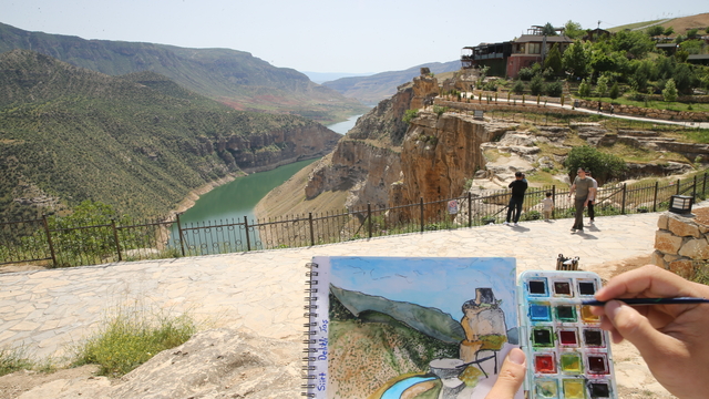 Doğasever öğretmen Siirt'in güzelliklerini resmederek tanıtıyor