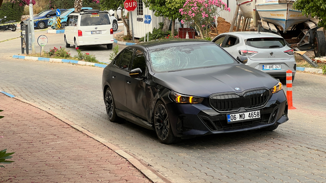 Antalya'da otomobille çarpışan motosikletteki 2 kişi ağır yaralandı