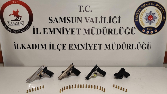 Üzerlerinde ve ikametlerinde ruhsatsız silah bulunan 2 zanlı yakalandı