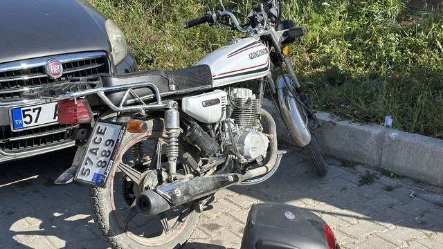 Gerze'de otomobille çarpışan motosikletin sürücüsü yaralandı