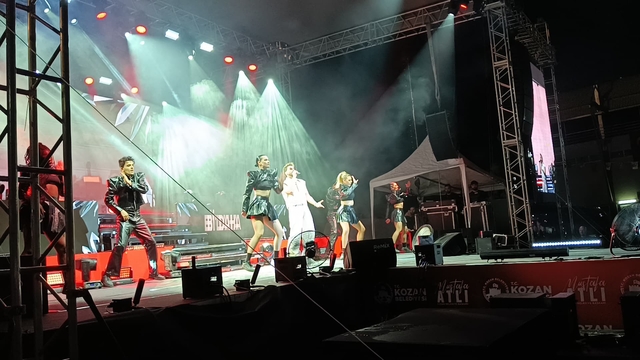 Şarkıcı Sefo Adana'da konser verdi