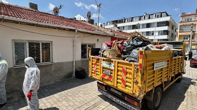 Eskişehir'de müstakil evden 2 kamyon çöp çıkarıldı