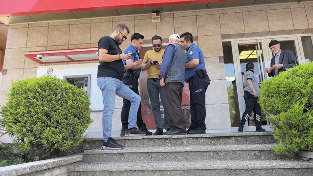 Banka görevlisinin dikkati sayesinde dolandırılmaktan kurtuldu