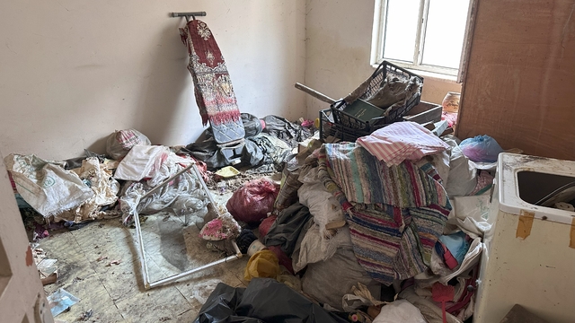 Kötü kokular gelen evden 4 kamyonet çöp çıktı