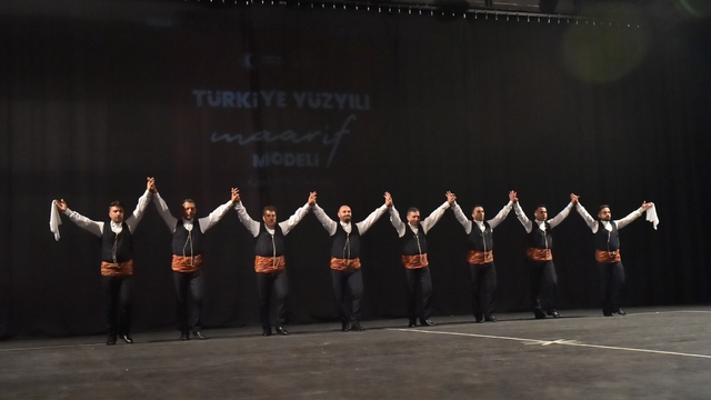 Erzurum Maarif Orkestrası ve Halk Dansları Topluluğu, sanatseverlerle buluştu
