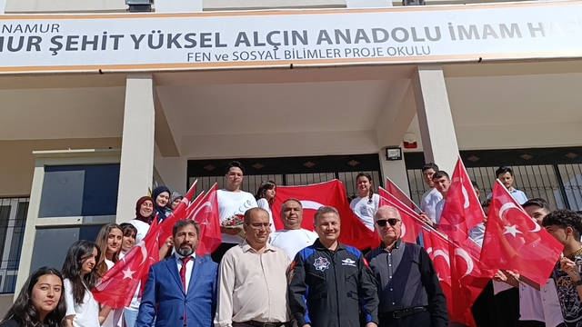 Türkiye'nin ilk astronotu Gezeravcı Mersinli öğrencilere uzay yolculuğunu anlattı