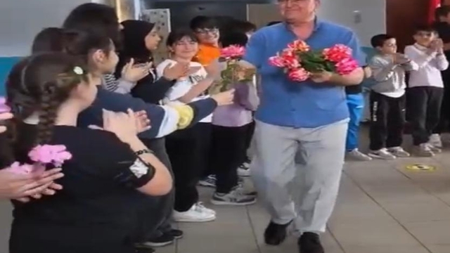 Emekli olan okul müdürüne öğrencilerinden çiçekli, müzikli veda