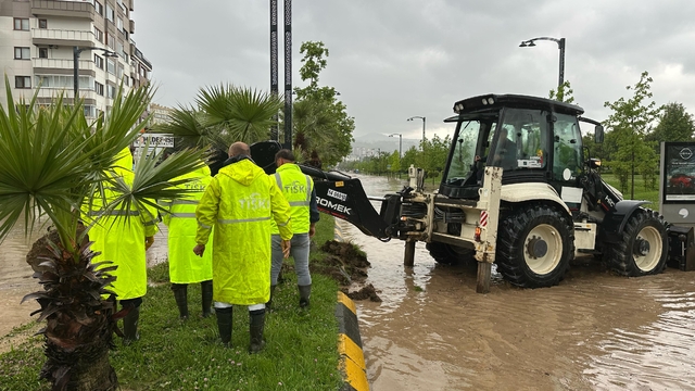 Trabzon'da sağanak; yollar göle döndü (2)