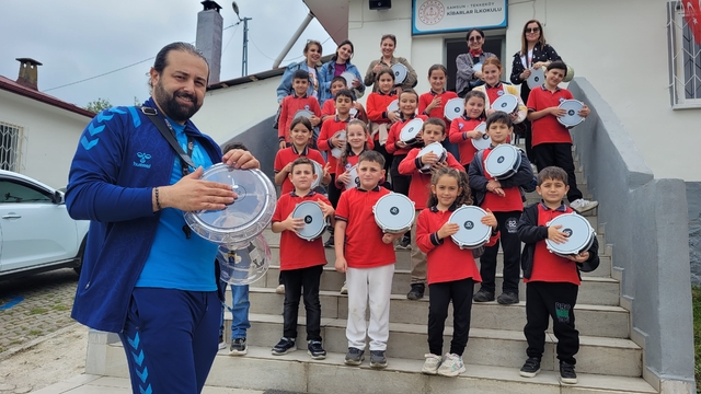 Samsun'da köy okulundaki çocuklar hediye edilen darbukalarla ritim tuttu