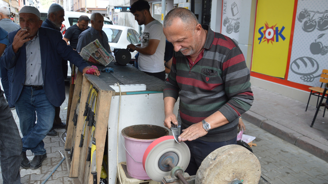Havza'da bıçak bileme tezgahlarında yoğunluk yaşanıyor