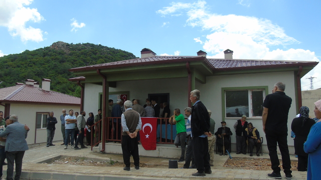 İslahiye'de 18 köy tipi kalıcı konutun anahtarları hak sahiplerine teslim edildi