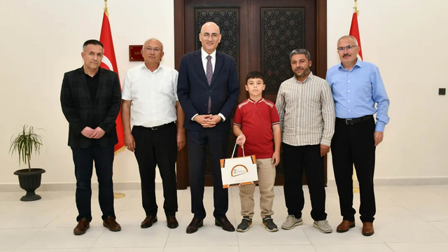 Sorgun Kaymakamı Aydın, Türkiye birincisi öğrenciyi ödüllendirdi