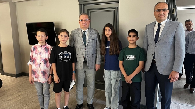 Erdemli'de bursluluk sınavından tam puan alan 4 öğrenci ödüllendirildi