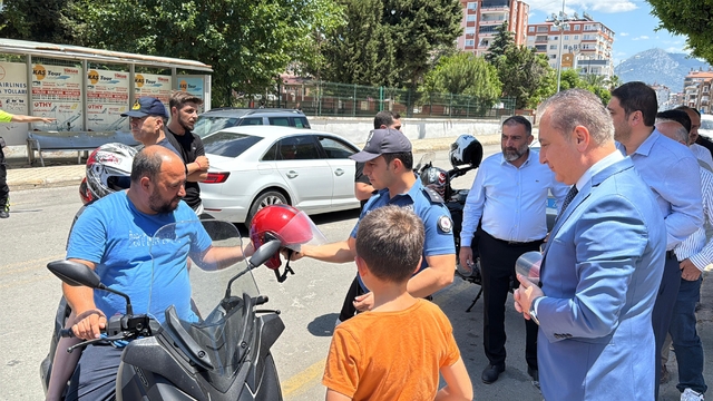Anamur'da motosiklet sürücülerine kask dağıtıldı