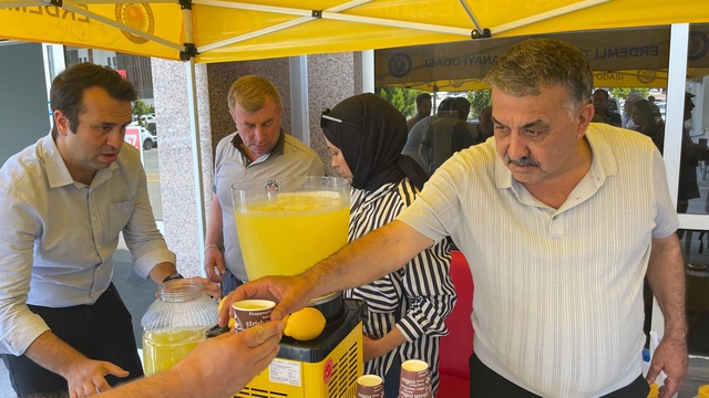 Erdemli'de sağlık çalışanlarına limonata ikram edildi