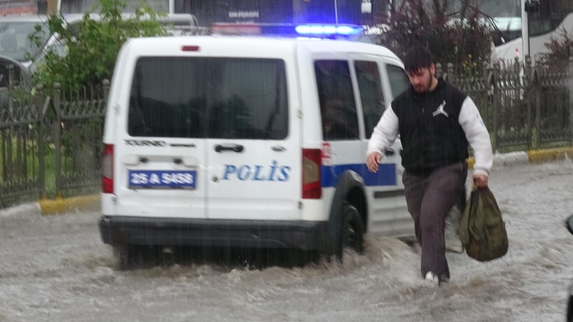 Erzurum'da sağanak; cadde ve alt geçitler göle döndü