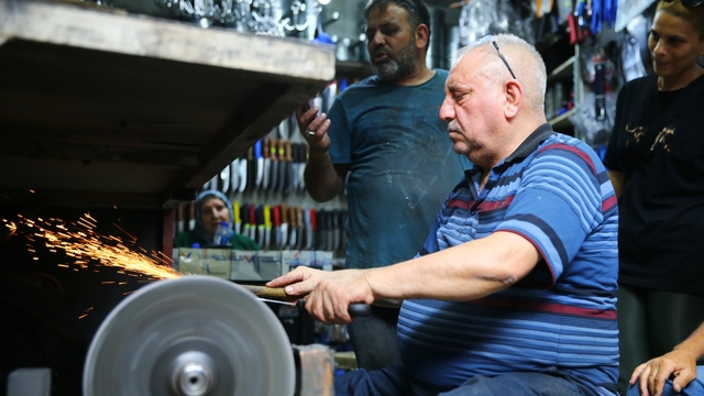 Hatay, Mersin ve Osmaniye'de bayram öncesi bıçak ustalarının mesaisi yoğunlaştı