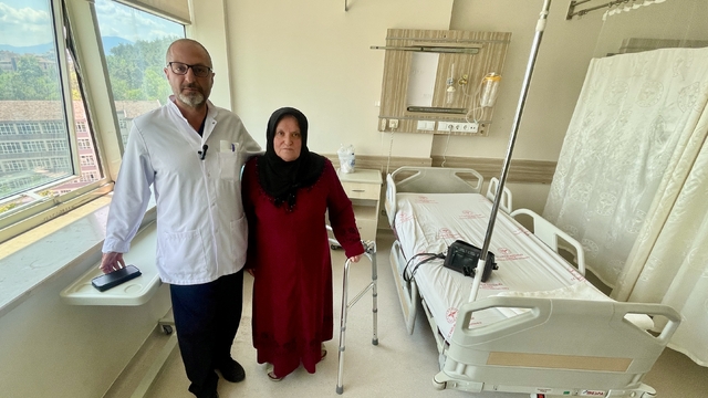 Karabük'te 10 yıldır yürüyemeyen kadın protez ameliyatıyla sağlığına kavuştu