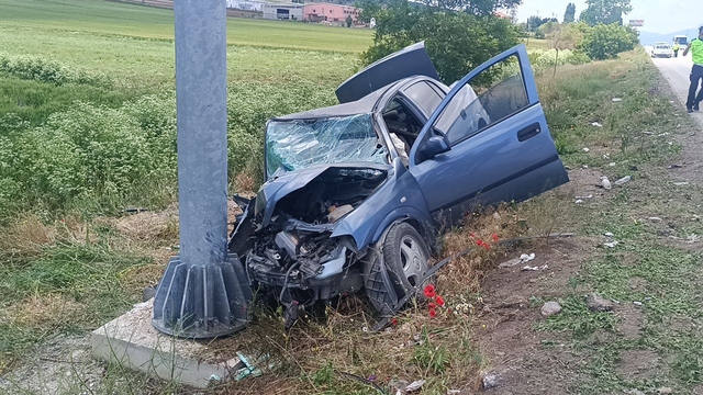 Afyonkarahisar'da yön tabelasına çarpan otomobildeki bir kişi öldü
