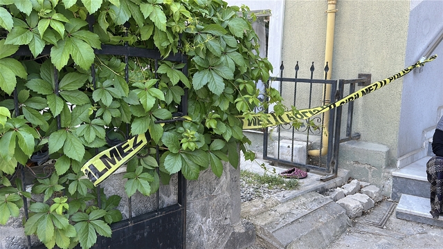 Cam silerken 3'üncü kattan düşen kadın ağır yaralandı