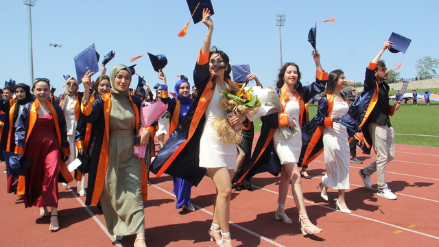 Sinop Üniversitesinin mezuniyet töreninde öğrenciler İsrail'in Gazze'ye saldırılarını kınadı