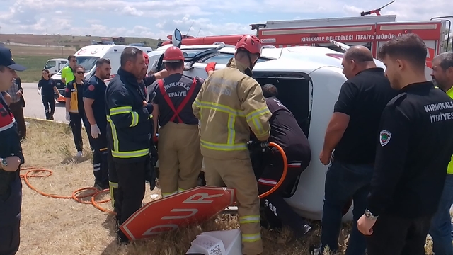 Kırıkkale'de devrilen otomobildeki 2 kişi yaralandı