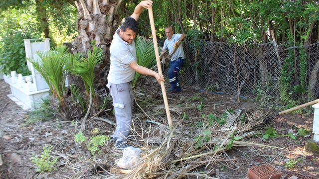 Kumluca'da Kurban Bayramı öncesi mezarlıklar temizlendi