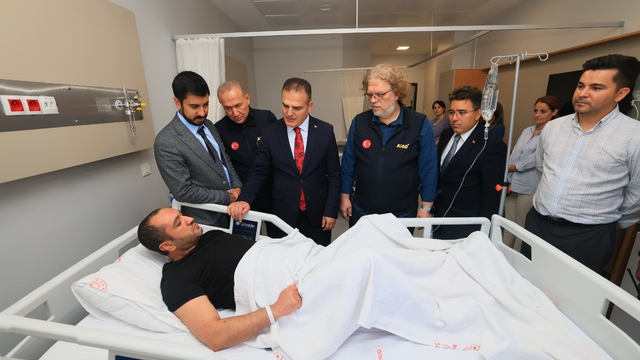 Muğla Valisi Akbıyık, hastanedeki depremzedeleri ziyaret etti