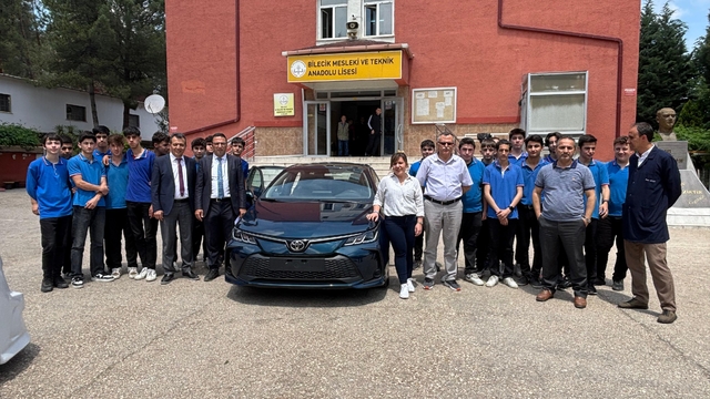 Toyota, Bilecik'te bir okula otomobil hibe etti