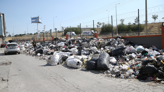 İzmir'de Ayakkabıcılar Sitesi'nde atık yığınları oluştu