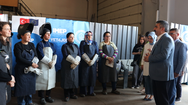 Bursa'da kaynakçılık kursunu bitiren 12 kadına sertifikaları verildi