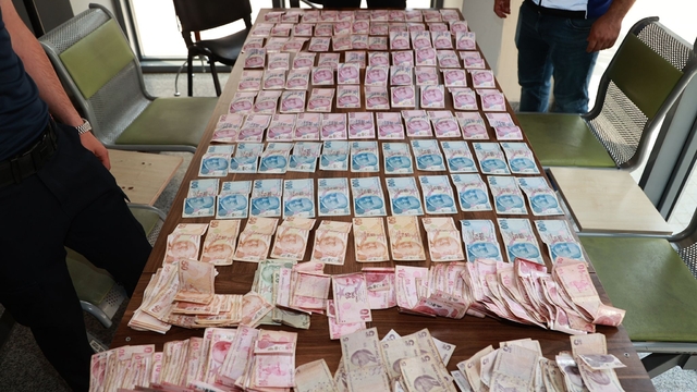 Kocaeli'de dilencinin üzerinden 20 bin 575 lira çıktı