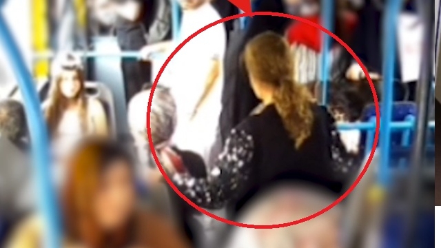 Otobüste düşürülen altın kolyeyi aldığı anlar kamerada