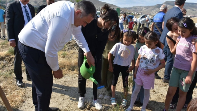 Nallıhan'da "Bir Fidan da Sen Dik" kampanyasıyla hatıra ormanı oluşturuldu