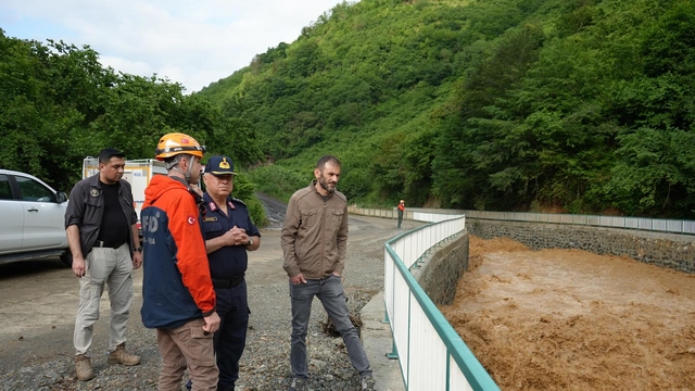 Trabzon'da selin izleri siliniyor, kayıp kişi aranıyor (2)