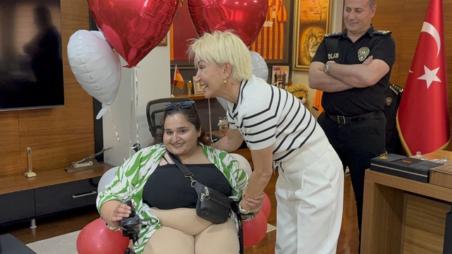 Adana'da tekerlekli sandalyesi kırılan kadına polislerden destek